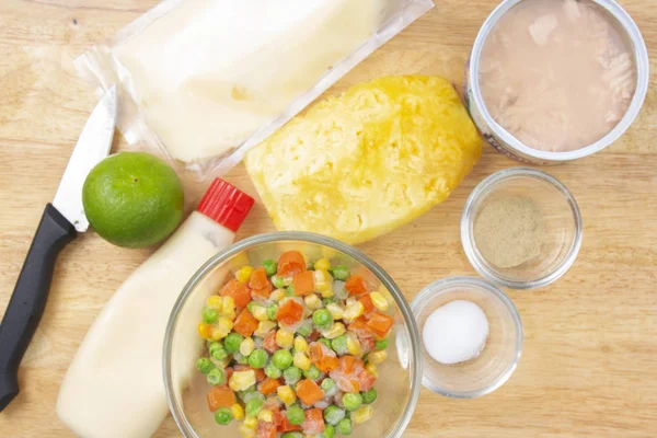 Préparer l'ingrédient de la cuisson Salade de maïs au thon — Photo