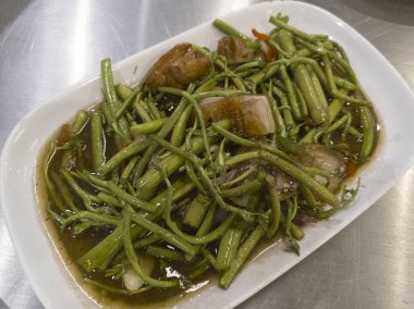 Kızarmış su mimozası ve gevrek domuz eti. 