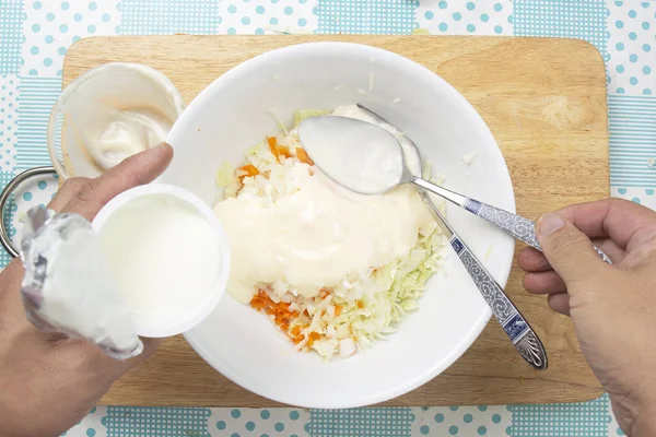 Chef poniendo yogur en el bowl para cocinar ensalada de col — Foto de Stock