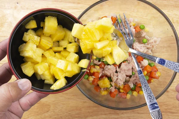 Chef Legt Stück Ananas Zum Kochen Thunfisch Mais Salat Kochen — Stockfoto
