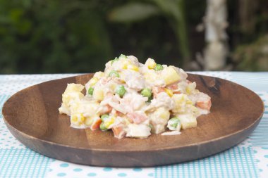 Tabakta ton balıklı mısır salatası / Mısır salatası konsepti