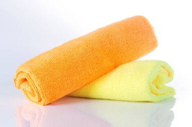 Beyaz arkaplanda turuncu ve sarı kumaşlar mikrofiber izole edilmiş.