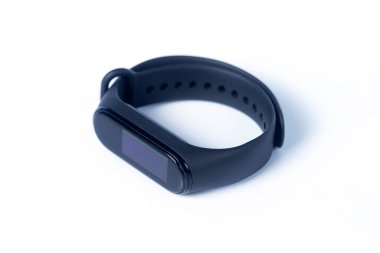Bangkok, Tayland - 26 Nisan 2020: Seçilmiş odak. Xiaomi Mi Band 4 beyaz arkaplanda izole edildi