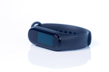 Bangkok, Tayland - 26 Nisan 2020: Seçilmiş odak. Xiaomi Mi Band 4 beyaz arkaplanda izole edildi