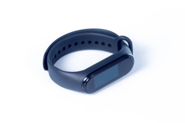 Bangkok, Tayland - 26 Nisan 2020: Seçilmiş odak. Xiaomi Mi Band 4 beyaz arkaplanda izole edildi