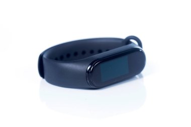 Bangkok, Tayland - 26 Nisan 2020: Seçilmiş odak. Xiaomi Mi Band 4 beyaz arkaplanda izole edildi