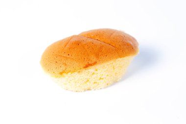 Beyaz arka planda yumurtalı kek.