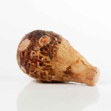 Satoimo, beyaz arka planda tatlı tarolar