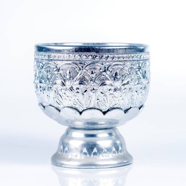 Beyaz arka planda Brass Bowl Stripe Tayland