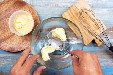 Şef tereyağını kase / fırında parmesan peynirli tost üzerine tava konseptine yapıştırıyor.