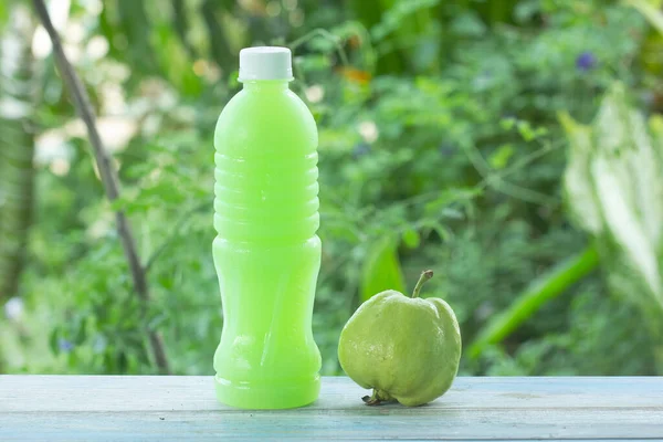 Fruta Fresca Guayaba Jugo Guayaba Mesa Fondo Del Jardín —  Fotos de Stock