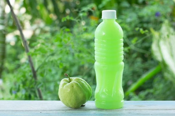 Fruta Fresca Guayaba Jugo Guayaba Mesa Fondo Del Jardín —  Fotos de Stock