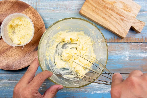 Chef Revolviendo Mantequilla Queso Con Batidor Cocina Bowl Hornear Queso — Foto de Stock