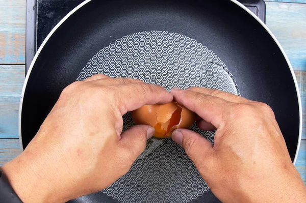 Шеф Повар Выбрасывает Яйцо Сковородку Концепцию Приготовления Жареного Риса — стоковое фото