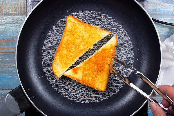 Šéfkuchař Pečení Parmezán Toast Podle Pan Pečení Parmezán Sýr Toast — Stock fotografie