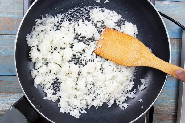 Шеф Повар Размешивает Рис Кастрюле Приготовление Жареного Риса — стоковое фото