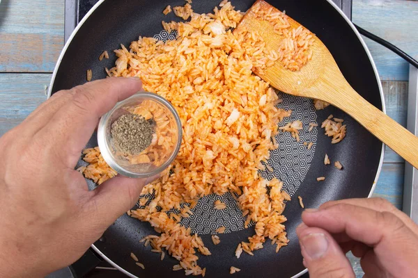 Chef Kok Giet Peper Pan Voor Gebakken Rijst Koken Gebakken — Stockfoto