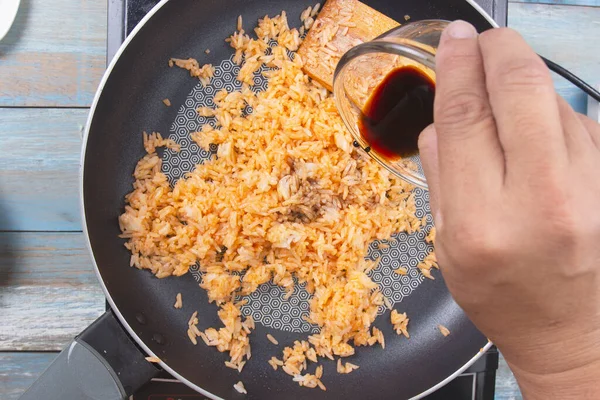 Kok Giet Sojasaus Pannen Voor Gebakken Rijst Koken Gefrituurde Rijst — Stockfoto