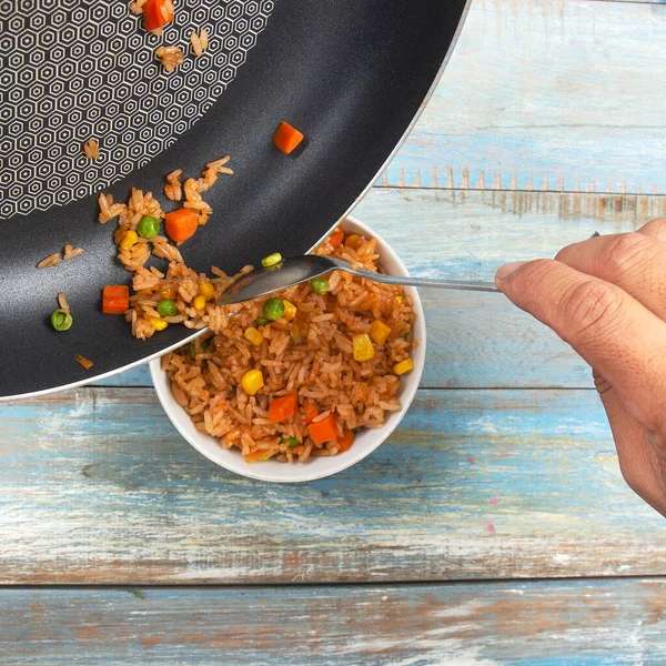 Chef Primeur Gebakken Rijst Naar Kop Koken Gebakken Rijst Concept — Stockfoto