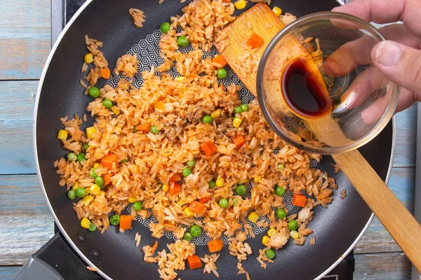 Chef Menuangkan Kecap Panci Untuk Memasak Nasi Goreng Memasak Konsep Stok Gambar