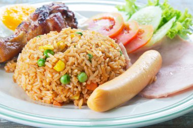 Kızarmış pirinç, Tayland usulü ızgara tavuk, sosis, jambon ve kızarmış yumurta, kızarmış pirinç konsepti.