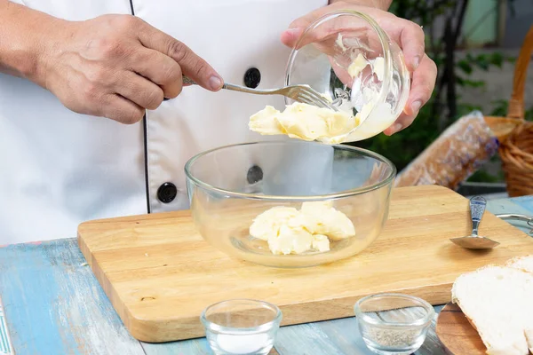 Chef Poniendo Mantequilla Bowl Para Cocinar Pan Ajo Cocinar Concepto — Foto de Stock