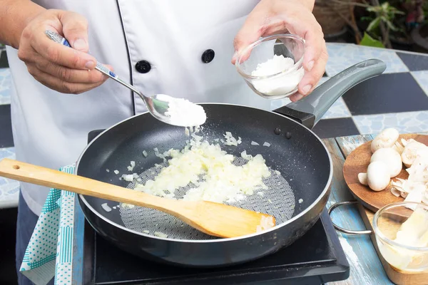 Chef Poniendo Harina Sartén Preparada Para Cocinar Sopa Crema Champiñones — Foto de Stock