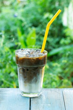 Tayland usulü buzlu kahve bahçede servis edilir.
