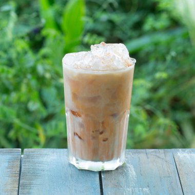 Bahçede servis edilen Thai Ice Tea