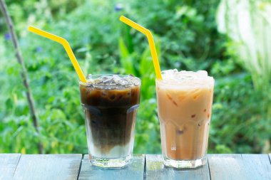 Bahçedeki masada servis edilen Thai Ice Coffee ve Tea.