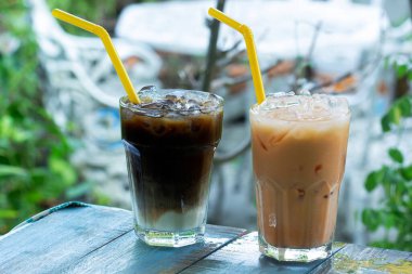 Bahçedeki masada servis edilen Thai Ice Coffee ve Tea.