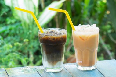 Bahçedeki masada servis edilen Thai Ice Coffee ve Tea.