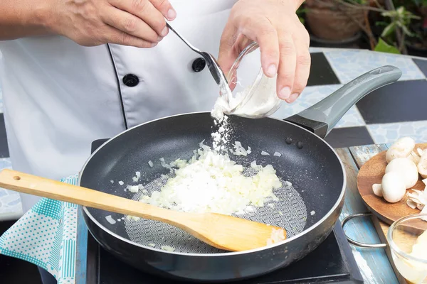 Chef Colocando Farinha Panela Preparada Para Cozinhar Sopa Creme Cogumelos — Fotografia de Stock