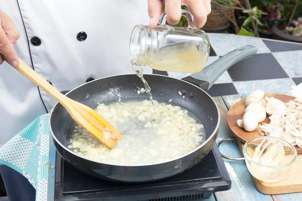 Chef Giet Soep Pan Voor Het Koken Van Champignonroomsoep Cooking — Stockfoto