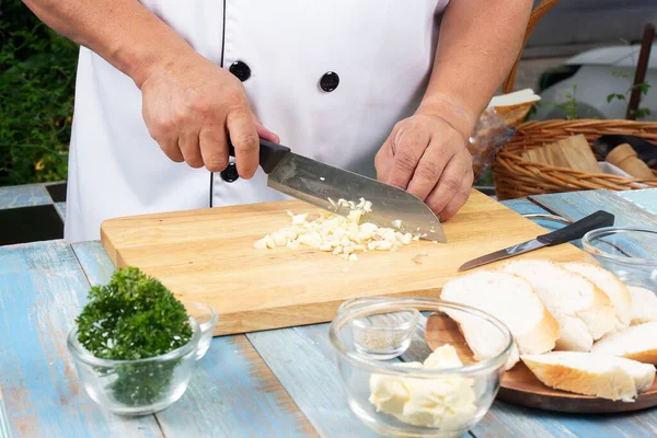 Chef Picando Ajo Para Cocinar Pan Ajo Cocinar Concepto Pan — Foto de Stock