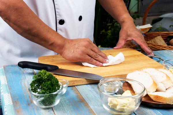 Chef Limpieza Madera Amplia Con Papel Tisú Cocina Concepto Pan — Foto de Stock