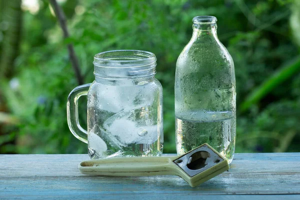 一杯清凉的冰块和一瓶苏打水 — 图库照片