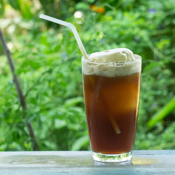 Kök birası yeşil ağaç arka planında lezzetli bir yaz ziyafeti sunar