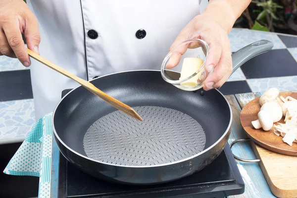 Chef Legt Butter Die Pfanne Für Die Zubereitung Von Pilzcremesuppe — Stockfoto