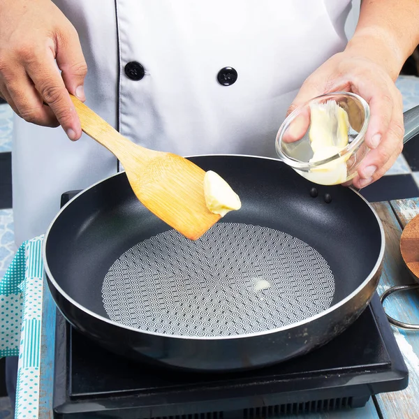 Chef Colocando Manteiga Panela Preparada Para Cozinhar Sopa Creme Cogumelos — Fotografia de Stock