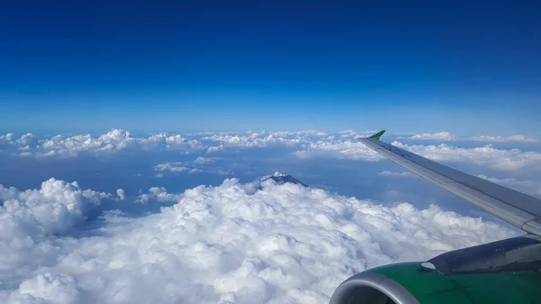 Merapi hegyi formában az ég — Stock Fotó