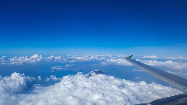 Merapi hegyi formában az ég — Stock Fotó