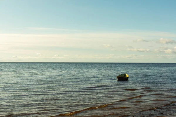 Un paisaje marino tranquilo con un barco — Foto de Stock