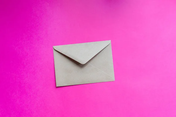 Крафт бумажный конверт на фиолетовом фоне — стоковое фото