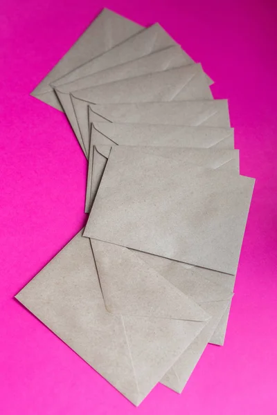 Крафт бумажные конверты на фиолетовом фоне — стоковое фото