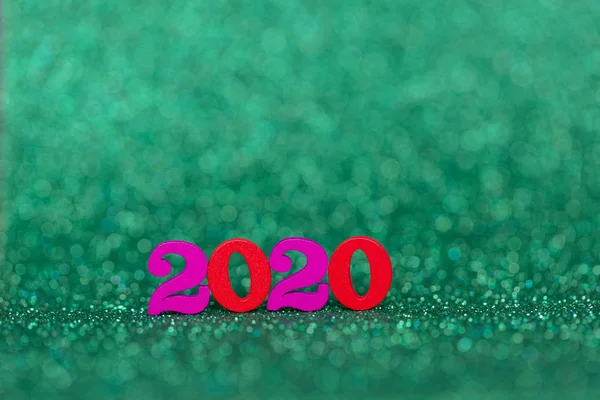 Numéros en bois rouge et violet 2020 sur fond vert — Photo
