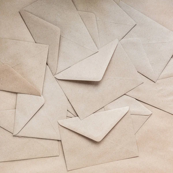 Envelope de papel kraft em um fundo kraft — Fotografia de Stock