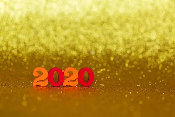 Números de madeira 2020 em um fundo dourado — Fotografia de Stock