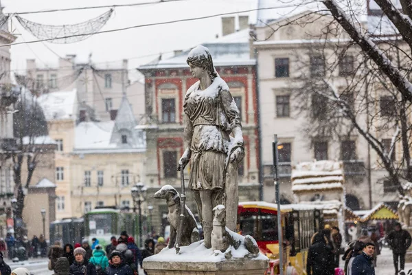Вид зимнего города Львов, Украина и скульптура богини Дианы — стоковое фото