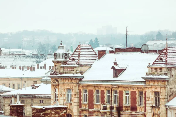 Зимний вид на крыши и исторические здания Львова, Украина — стоковое фото